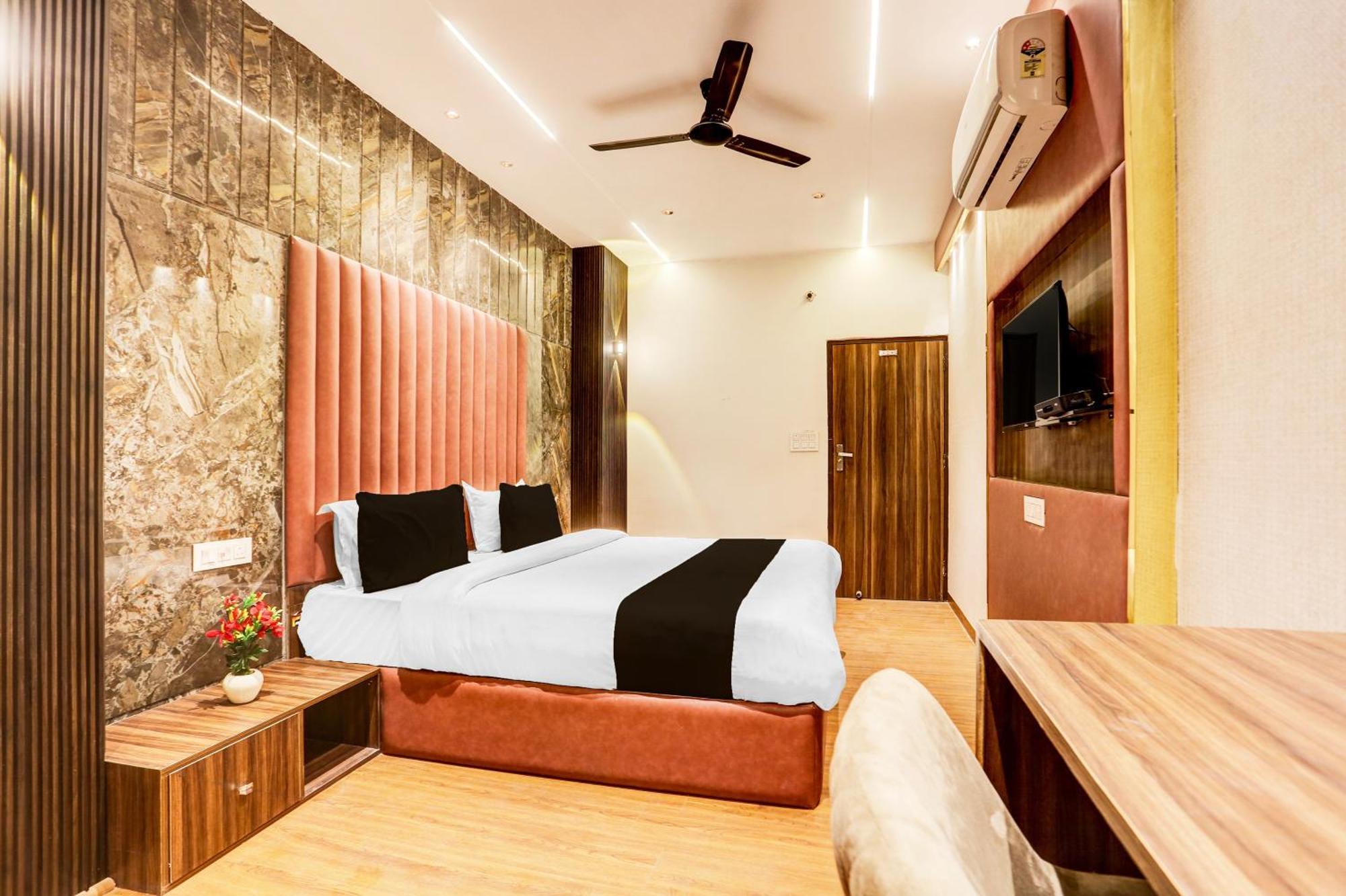 Super Townhouse Haibowal Chowk ลูดิฮานา ภายนอก รูปภาพ